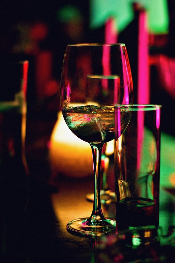 Copa de vino en la barra
