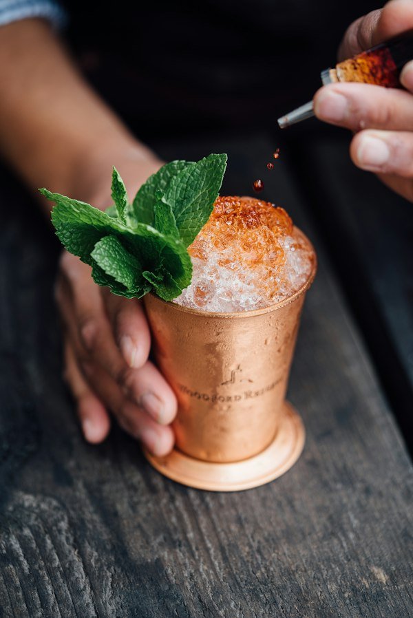 Ferne Mule sin alcohol en taza de cobre