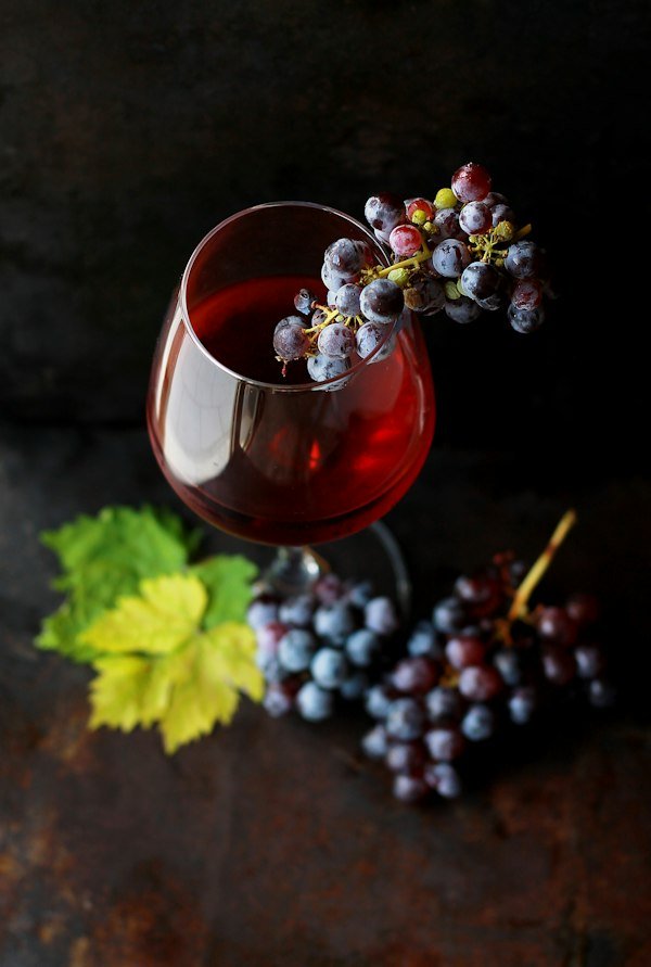 Copa de vino tinto con uvas