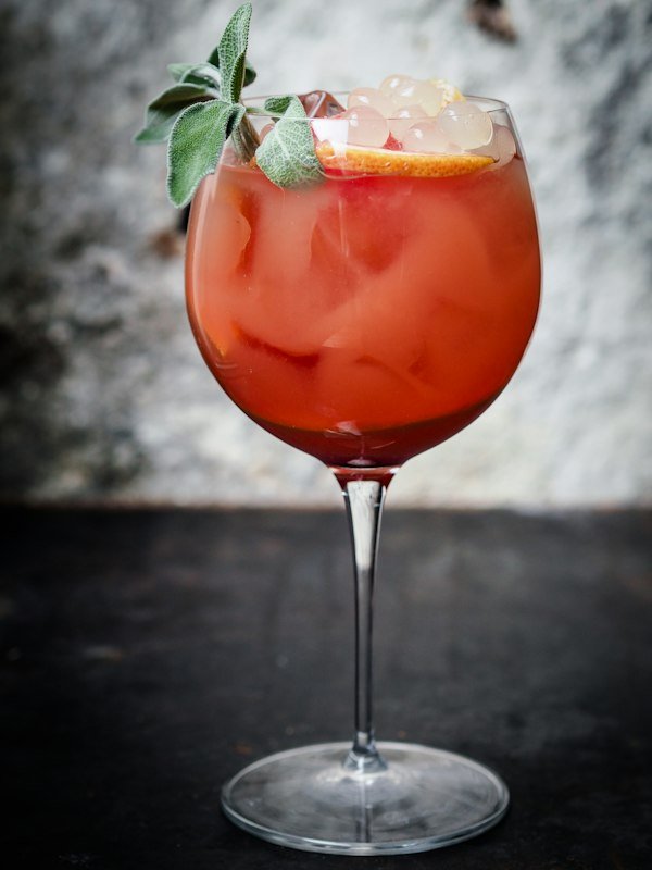 Aperol Spritz rosado en copa