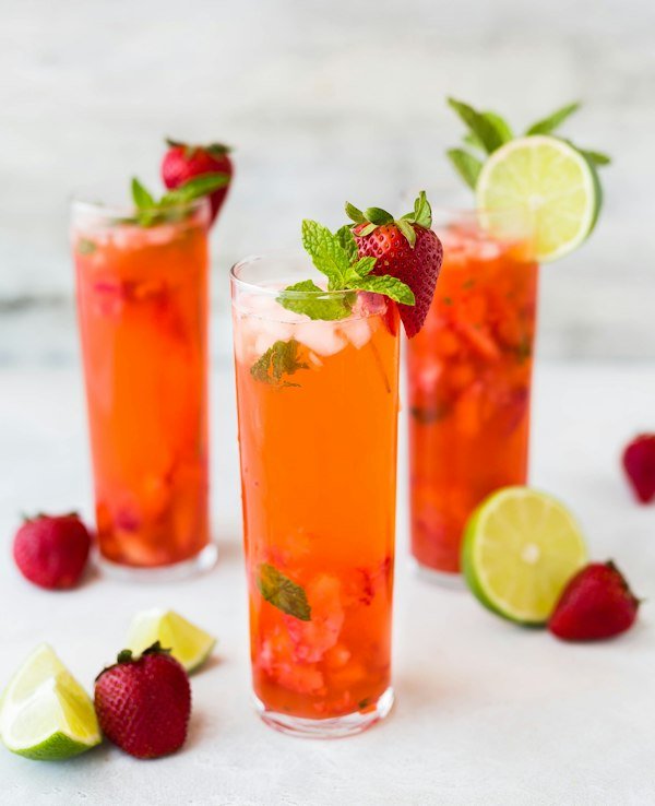 Vasos de sangría con fruta