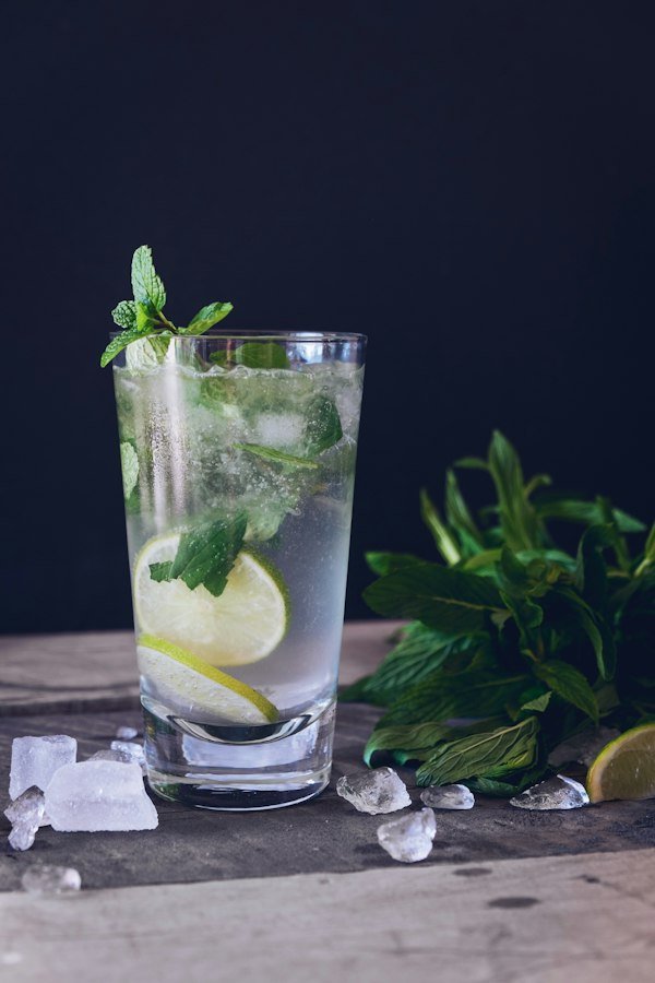 Mojito con lima y hierbabuena
