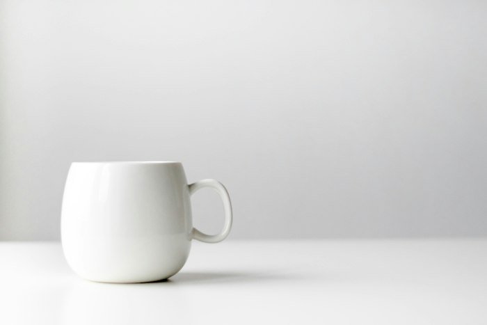 Taza de cerámica blanca sobre una mesa