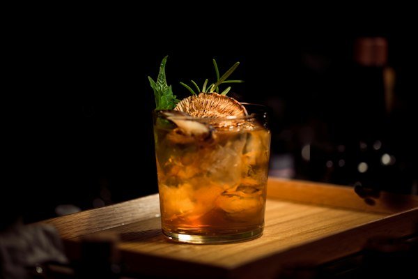 Cóctel Negroni en vaso bajo con hielo