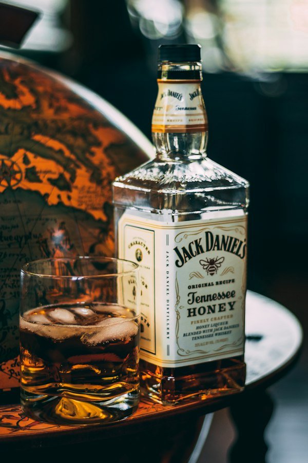 Botella de Jack Daniel's y vaso con hielo