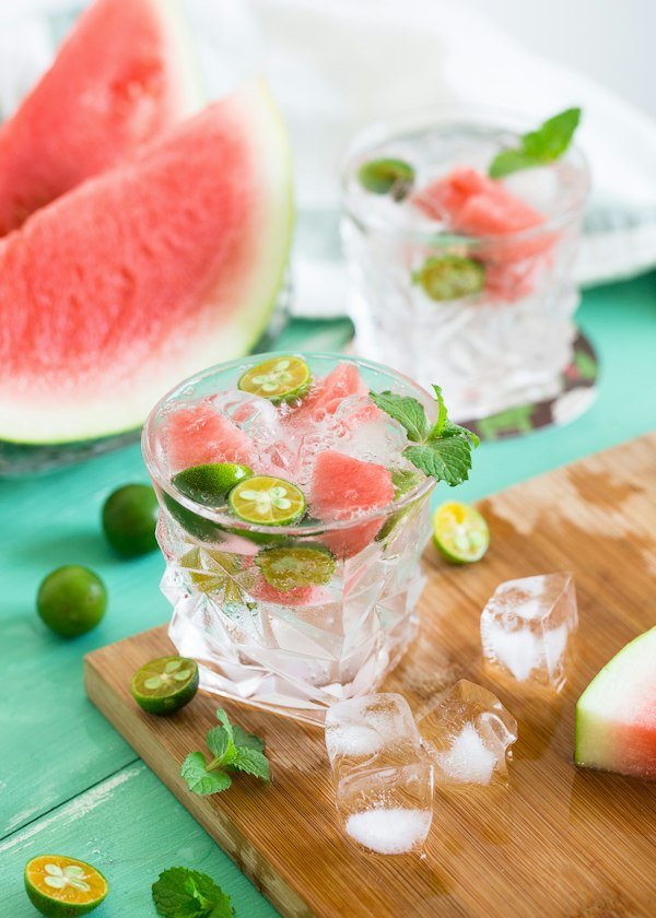 Gin rosado con fruta