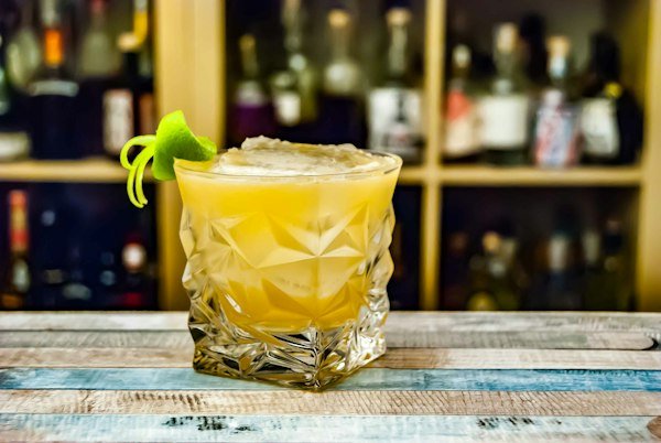 Ron añejo servido en vaso