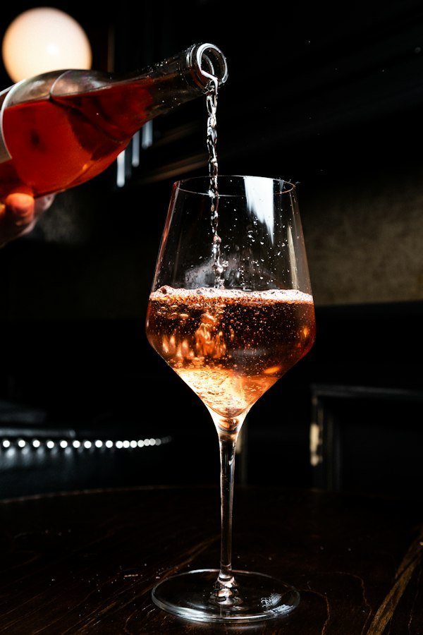 Copa de cava sirviéndose