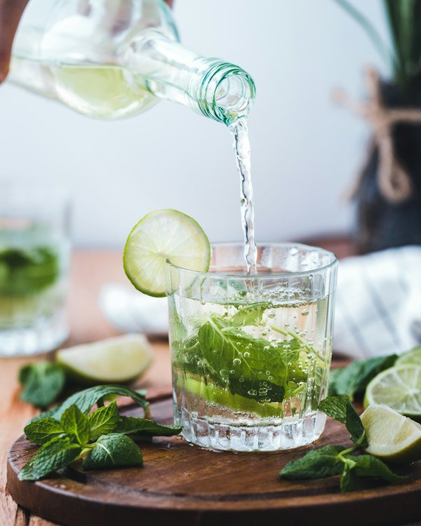 Gin tonic servido con lima