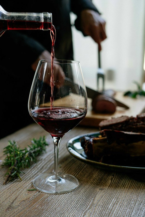 Vino tinto sirviéndose en copa