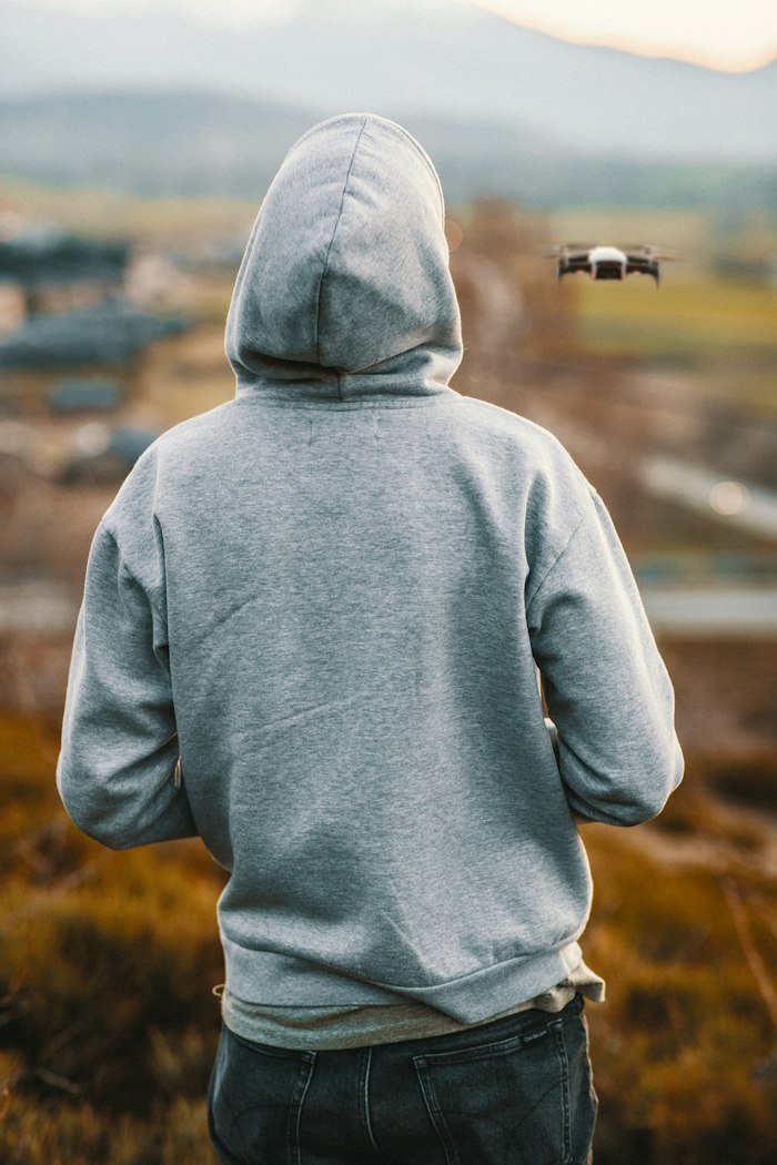 Sudadera gris con capucha vista de espaldas