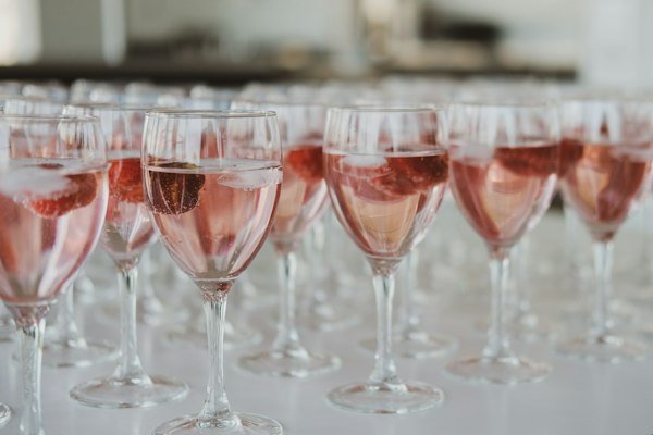 Copas de vino rosado