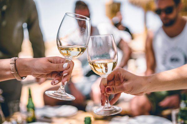 Brindis con vino blanco