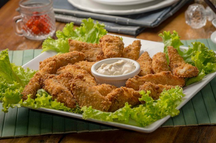 Tiras de pollo crujientes con patatas gajo