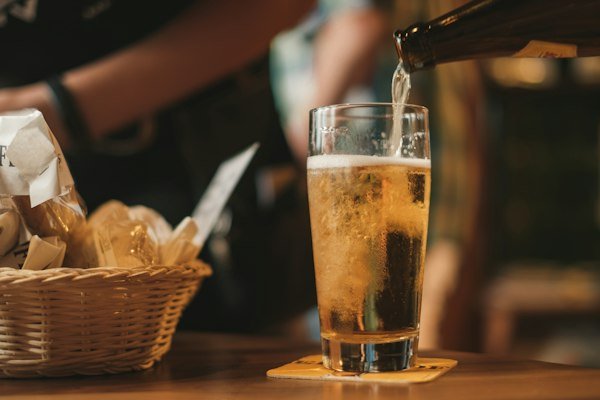 Vaso de cerveza bajo el grifo