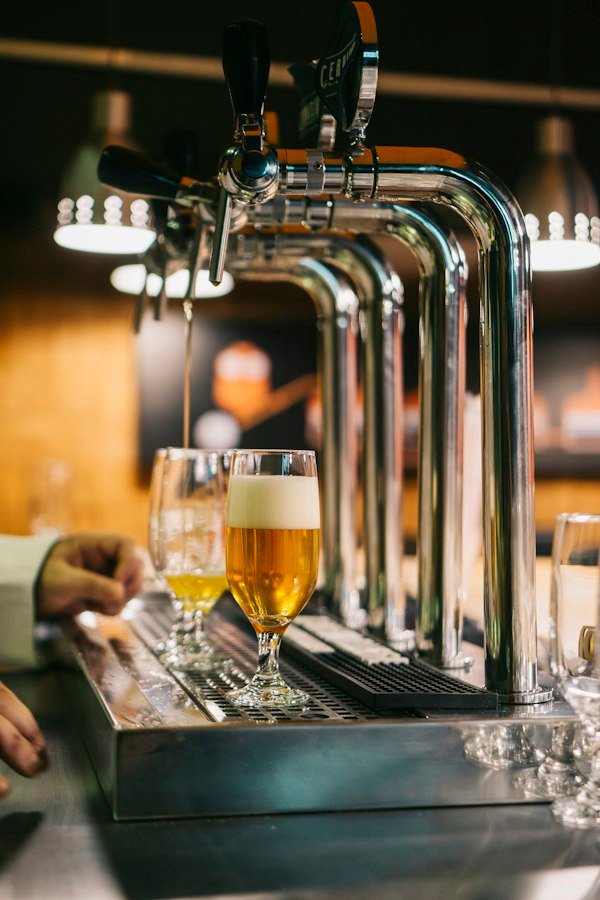 Grifos de cerveza en la barra