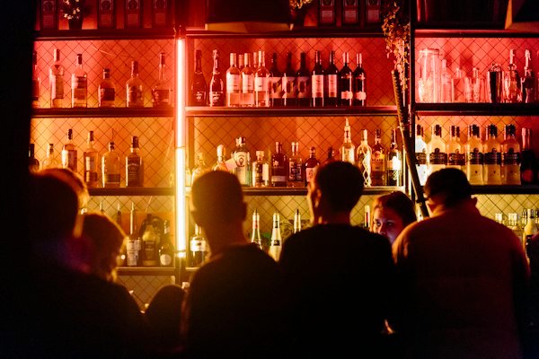 Barra del bar de noche