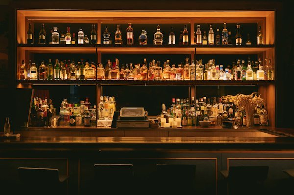 Botellas de ron en la estantería del bar
