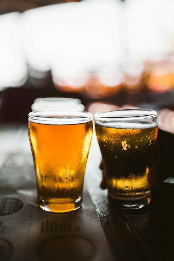Dos vasos de cerveza de trigo