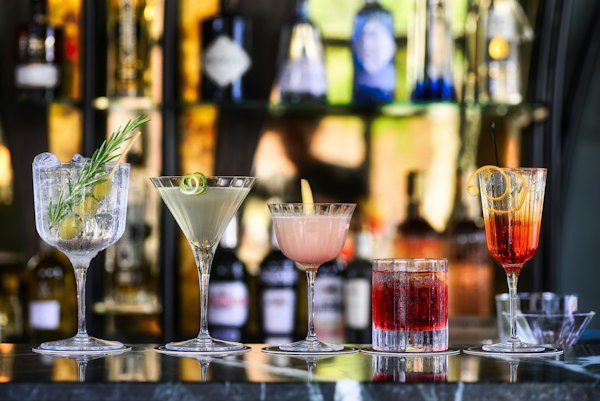 Botellas y copas en la barra