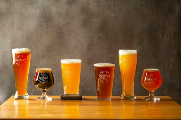 Tres vasos de cerveza en la barra