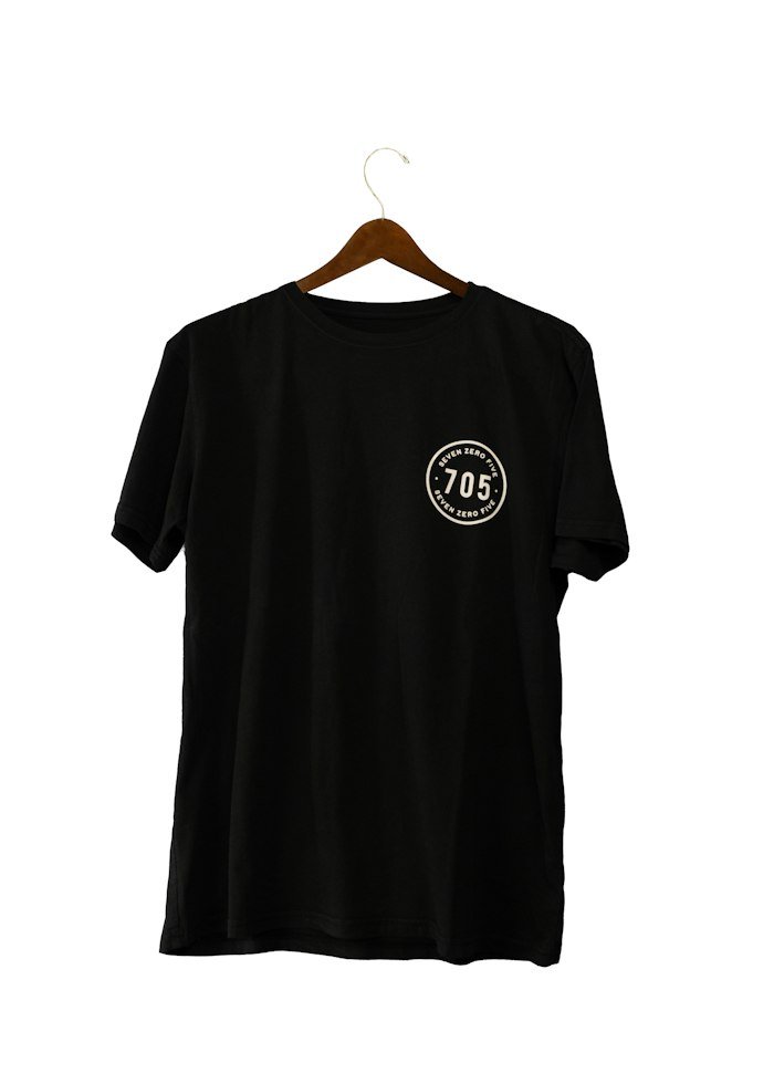 Camiseta negra con el sello circular en el pecho