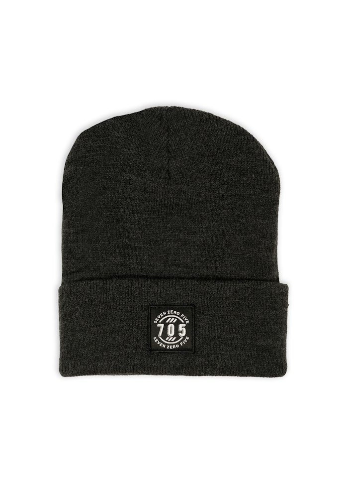 Gorro de punto gris oscuro con etiqueta