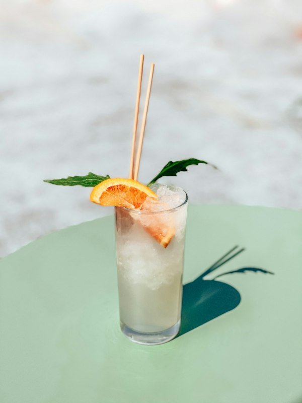 Piña colada con rodaja de naranja