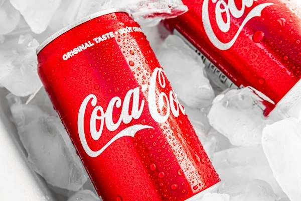 Latas de Coca-Cola en hielo